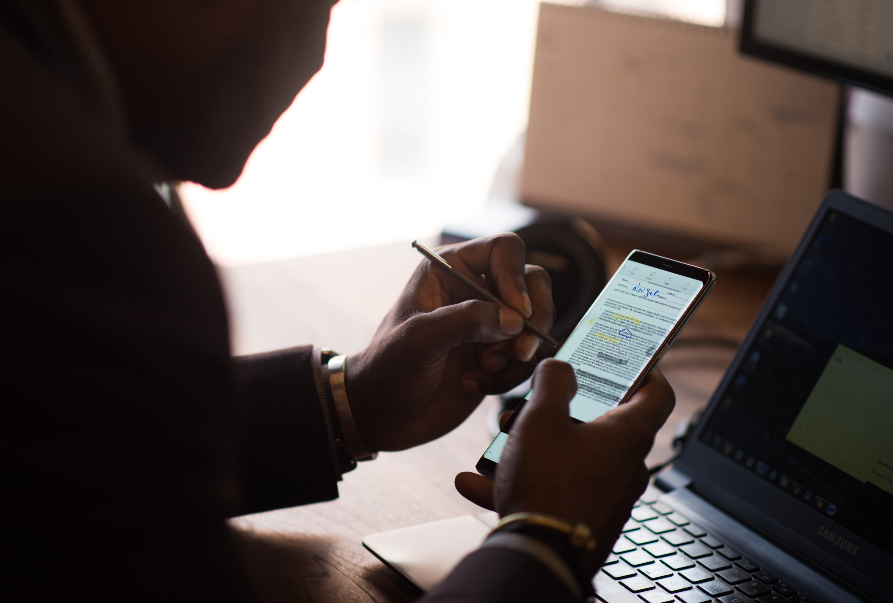 Person using screen write feature on Note8