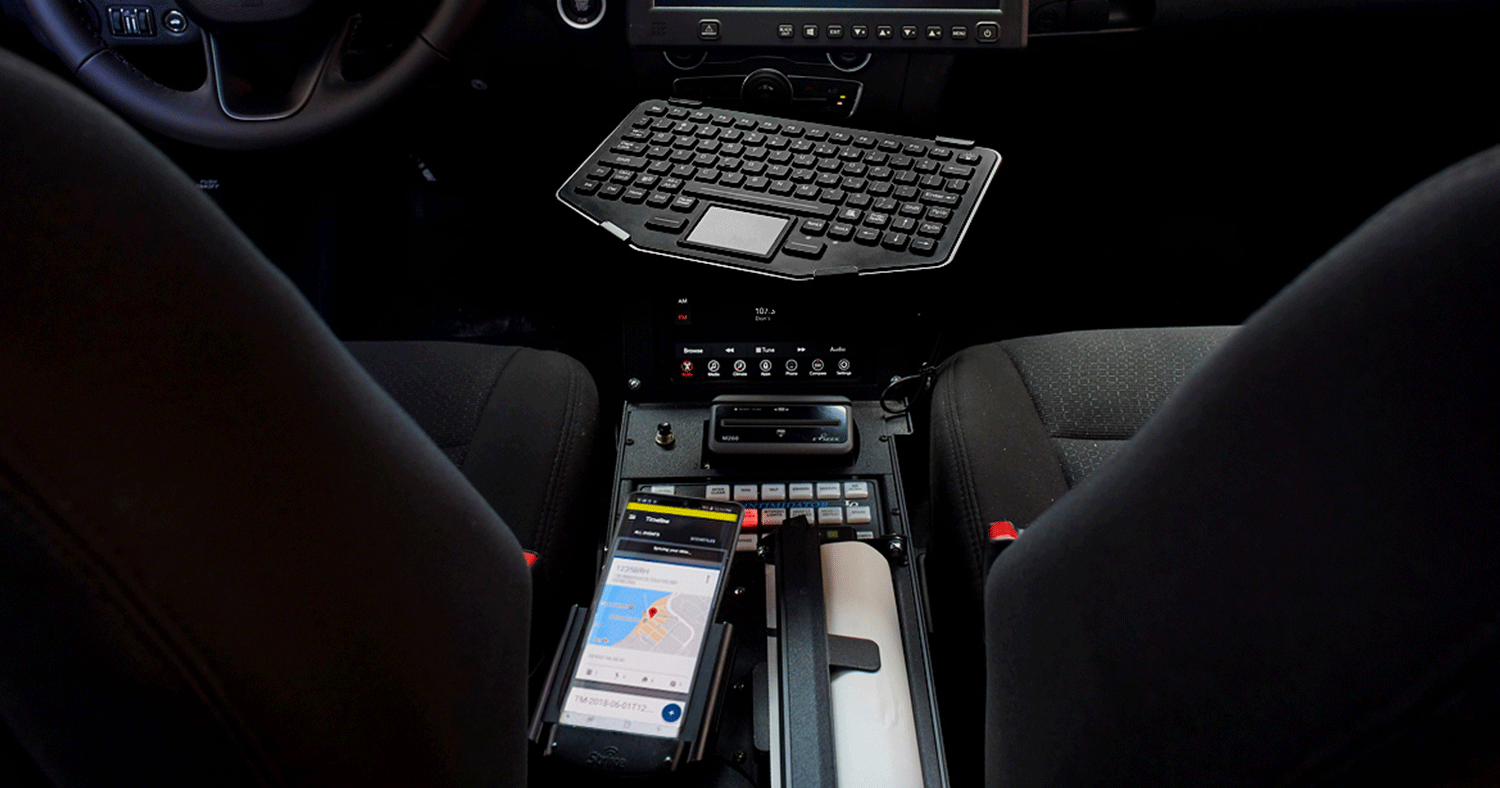 Galaxy S20 connected to a desktop infrastructure in a police car