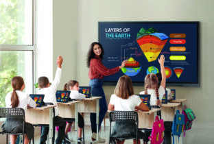 Teacher uses Samsung's EDLA-certified interactive board to teach classroom