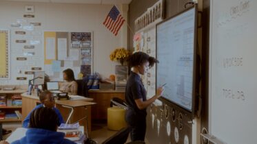 South Holland School District maximizes student and teacher engagement with Samsung Interactive Displays