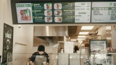 6 ways digital menu boards for restaurants enhance service — and profits